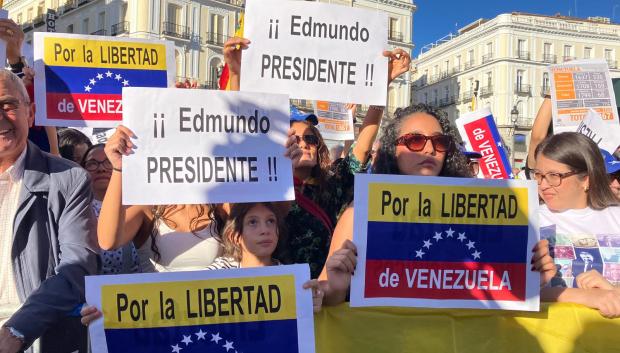 Pancartas, carteles, banderas... mensaje de unidad a favor de la democracia