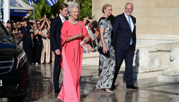 La Princesa Benedicta de Dinamarca y familia durante la boda de la Princesa Teodora de Grecia