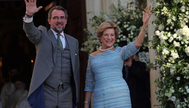 Ana María de Dinamarca y su hijo, Nicolás de Grecia, llegan a la Catedral de la Anunciación de Santa María para asistir al enlace matrimonial entre Teodora de Grecia, cuarta hija del Rey Constantino II de Grecia, con Matthew Kumar