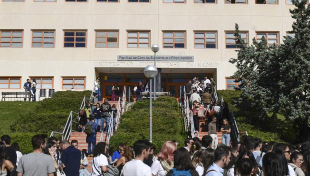 Aspirantes a personal fijo de RTVE en la categoría de informador se concentran este domingo en el exterior de la Facultad de Ciencias Económicas de la Universidad Complutense de Madrid