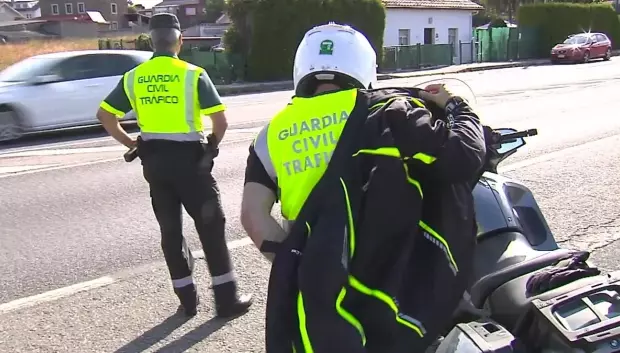 Los agentes no llevan distintivos a la vista