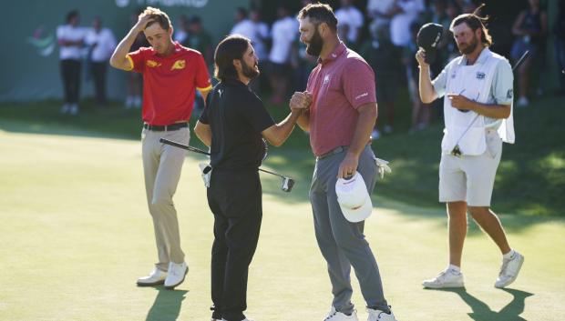 Ángel Hidalgo y Jon Rahm se saludan a la finalización del desempate