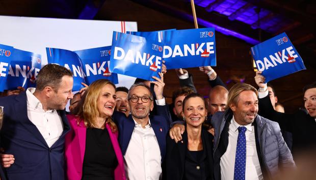 Herbert Kickl, líder del Partido de la Libertad de Austria (FPÖ), celebra los resultados en las elecciones de este domingo