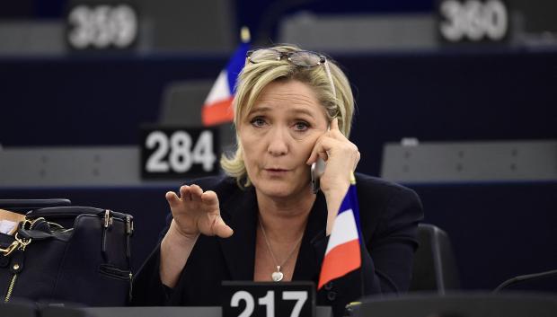 Marine Le Pen líder de Agrupación Nacional en un evento en el Parlamento Europeo