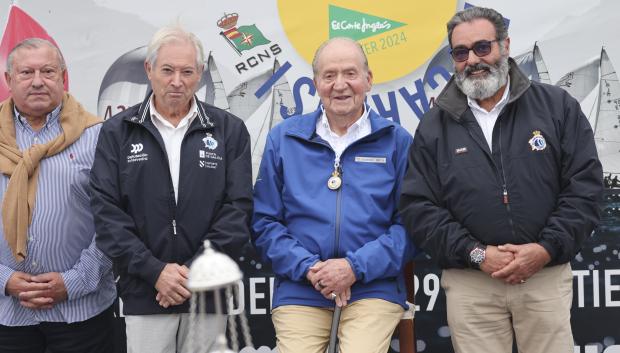 The King emeritus Juan Carlos I receives a medal at the Sanxenxo yacht club. In Sanxenxo on 29 September 2024