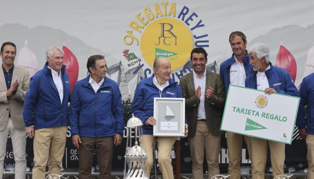 Juan Carlos I  con la tripulación del Birbón.