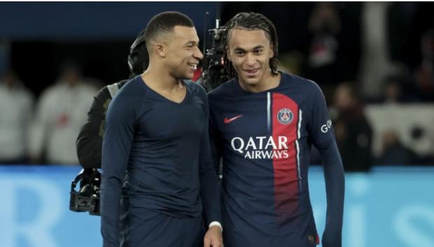 Ethan y Kylian Mbappé tras acabar un partido con el PSG