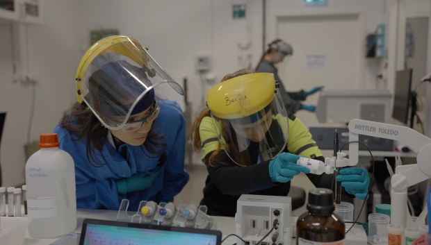 Yarivith González, en el laboratorio.