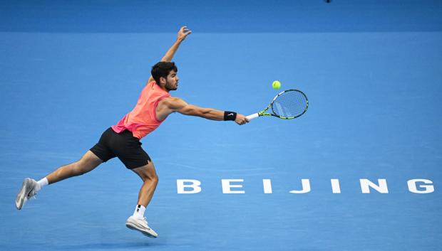 Carlos Alcaraz, durante su partido ante Khachanov