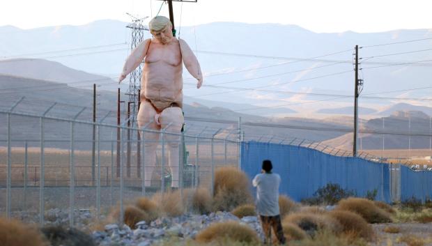 La escultura de Donald Trump se encuentra cerca de la Interestatal 15 al norte de Las Vegas, Nevada