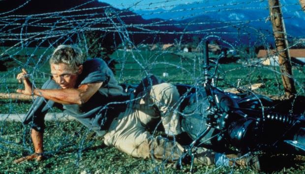 El actor Steve McQueen montando en su moto en la película La gran evasión