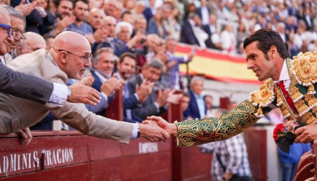 Luis de la Fuente recibiendo el brindis de toro de Emilio de Justo en Madrid