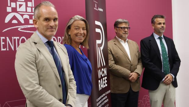 La presidenta de Sadeco, Isabel Albás; el coordinador de la Federación Andaluza de Municipios y Provincias (FAMP), Diego Jordano; el delegado territorial de Sostenibilidad y Medio Ambiente de la Junta, Rafael Ramírez, y el presidente de la Oficina de Coordinación de RAEE en España, José Pérez, presentan el VI Congreso Nacional de Gestión de Residuos de Aparatos Eléctricos y Electrónicos