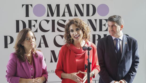 La vicepresidenta primera y ministra de Hacienda, María Jesús Montero (c), interviene durante el II Encuentro de Alcaldesas