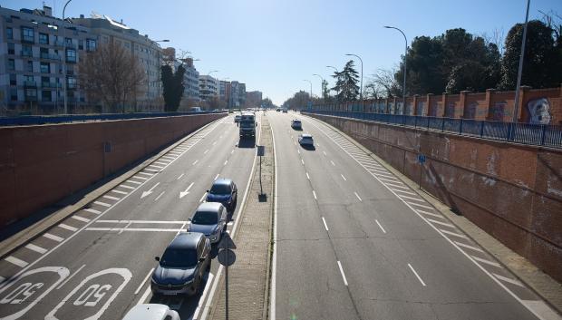 Varios coches en la A-5 a la altura de la Avenida de los Poblados