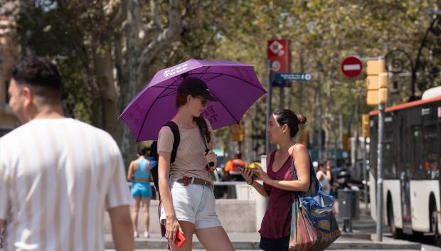 (Foto de ARCHIVO)
Una persona trata de protegerse del sol en Las Ramblas, a 18 de julio de 2023, en Barcelona, Catalunya (España). Trece comunidades continúan hoy en alerta por temperaturas muy altas, con especial incidencia en Aragón, Catalunya y en las Islas Baleares, donde hay aviso rojo (riesgo extremo) por valores que alcanzan hasta los 43ºC. En Barcelona, se pueden dar récords históricos de calor con hasta 45ºC debido a un fenómeno extremo, el domo de calor que consiste en el que una masa de aire cálido queda atrapado en una extensión geográfica durante un período de tiempo determinado.

David Zorrakino / Europa Press
18 JULIO 2023;OLA DE CALOR;TEMPERATURAS;CALOR;CAMBIO;CLIMÁTICO;CLIMA
18/7/2023