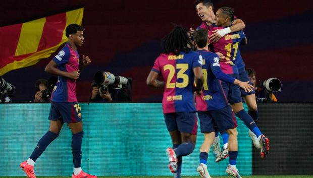 Los jugadores del FC Barcelona celebran el primer gol de Lewandowski