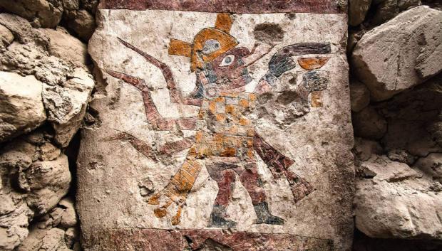 Una figura moche pintada sobre un pilar dentro de la Sala del Imaginario Moche este martes, en Pañamarca (Perú)