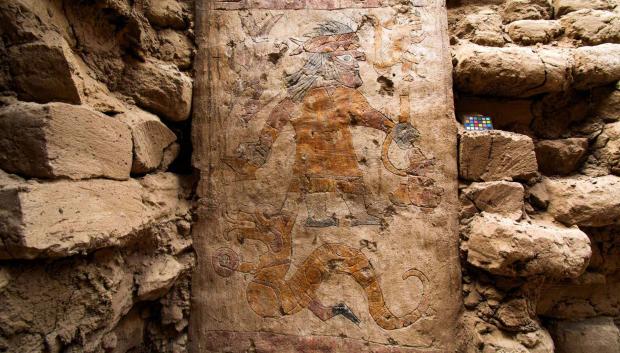 Una figura moche pintada sobre un pilar dentro de la Sala del Imaginario Moche este martes, en Pañamarca (Perú)