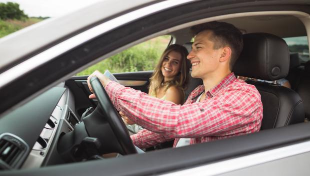 Compartir el coche con vecinos o con quién sea puede ser una de las soluciones según Navarro