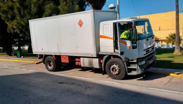 Los camiones son de tamaño medio o pequeño, no grandes