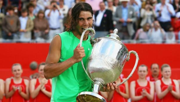 Rafa Nadal posa con su título en Queen's