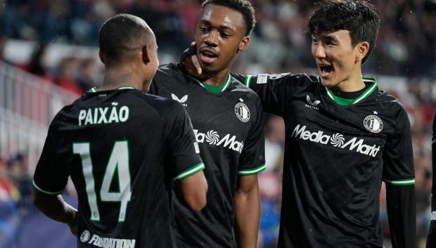 El centrocampista del Feyenoord Antoni Milambo (c) celebra tras anotar el 1-2 que adelanta a su equipo