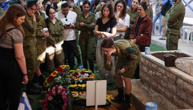 Familiares y amigos lloran junto a la tumba del soldado israelí Eitan Itzhak Oster muerto en combates en la zona fronteriza norte con el Líbano