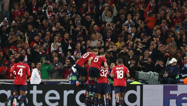 Los futbolistas del Lille celebran el 1-0