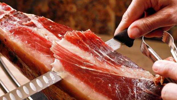 El jamón se corta en finas lonchas