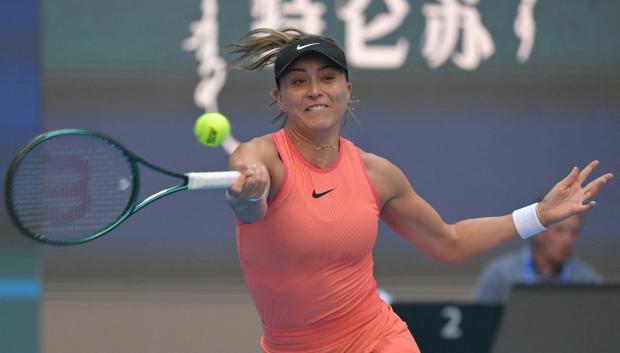 Paula Badosa devuelve una bola en el partido contra Zhang Shuai