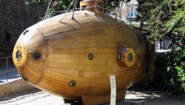 Réplica del submarino Ictineu I (1859) de Narcís Monturiol delante del Museu Marítim en Barcelona.