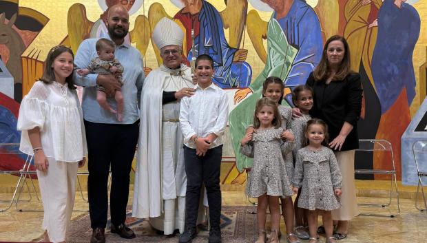 La familia junto al obispo de Córdoba, Demetrio Fernández