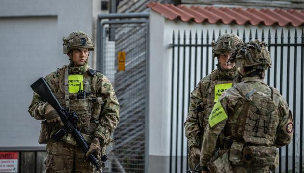 La policía militar protege el perímetro de la embajada de Israel en Copenhague