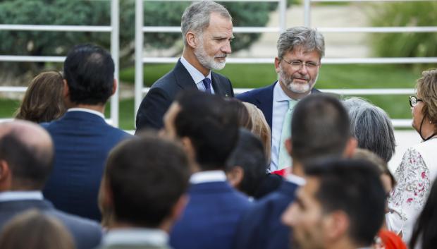 Felipe VI (c) participa en una reunión con representantes de la colectividad española a su llegada este sábado a Amán