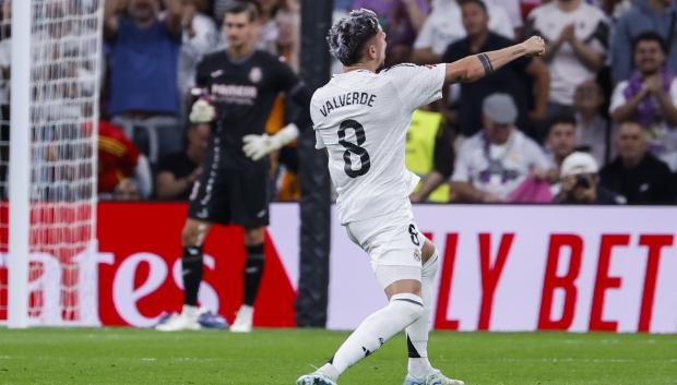 El centrocampista del Real Madrid Fede Valverde celebra el gol marcado durante el partido de la jornada 9 de Liga que disputan Real Madrid y Villarreal este sábado en el estadio Santiago Bernabé