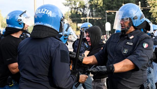 Los manifestantes chocan con agentes de la policía italiana durante una manifestación propalestina