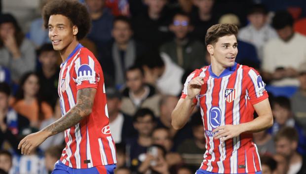 El delantero argentino del Atlético de Madrid Julián Álvarez (d) celebra el gol marcado ante la Real Sociedad, durante el partido de Liga disputado entre Atlético de Madrid y Real Sociedad este domingo en el estadio de Anoeta