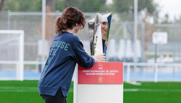 La presidenta de la Comunidad de Madrid, Isabel Díaz Ayuso, durante el acto de entrega del premio de Deporte de la Comunidad de Madrid a la selección masculina de fútbol en el Campo Municipal la Chopera, a 7 de octubre de 2024, en Madrid (España). El premio recibido por la Selección masculina de fútbol es otorgado después de lograr el título de campeones en la pasada Eurocopa de junio por  cuarta vez en su historia.

Carlos Luján / Europa Press
07/10/2024