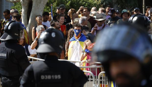 (Foto de ARCHIVO)
Antidisturbios delante de decenas de personas que se concentran en el parque de la Ciudadela, al lado del Parlament en apoyo a Puigdemont en su regreso a Barcelona, a 8 de agosto de 2024, en Barcelona, Catalunya (España). Antes de la marcha al Parlament, ha tenido lugar un acto de bienvenida al expresidente de la Generalitat Carles Puigdemont, convocada por entidades independentistas, con la asistencia de Junts, ERC, CUP, ANC, Òmnium Cultural, CDR y Associació de Municipis per la Independència (AMI), donde Puigdemont ha ofrecido un discurso, y tras ello, ha desaparecido, después de casi siete años instalado en Bélgica por las consecuencias judiciales del 'procés', y con una orden de detención.

Kike Rincón / Europa Press
08/8/2024