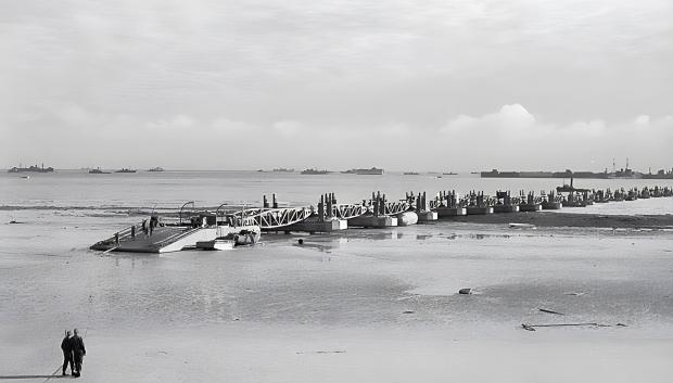 Una de las calzadas del puerto artificial llega hasta la arena de las playas normandas