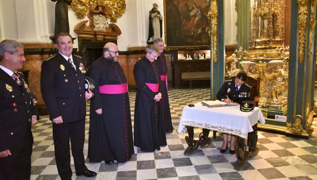 Firma de la jefa provincial de la Policía Nacional, María Dolores López Sánchez CABILDO MEZQUITA POLICIA NACIONAL