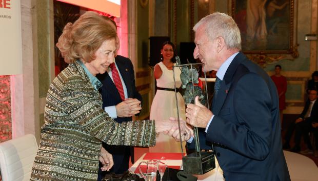 Doña Sofía entrega el galardón al presidente de Cáritas, Manuel Bretón