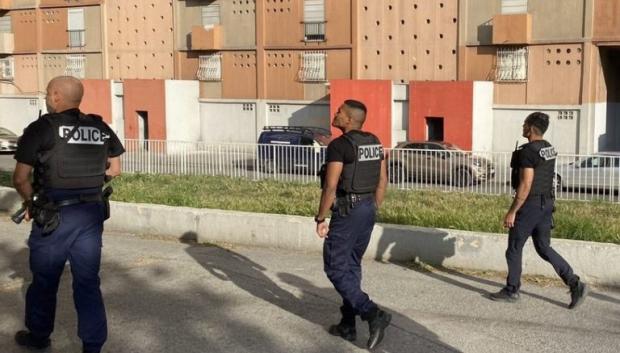 Agentes de la Policía Nacional francesa durante una redada en Marsella