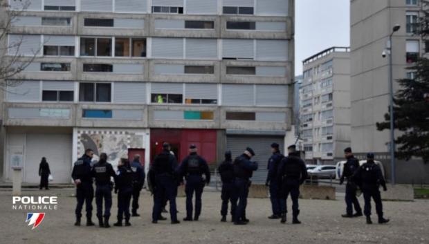 Agentes de la Policía Nacional francesa durante una redada en Marsella