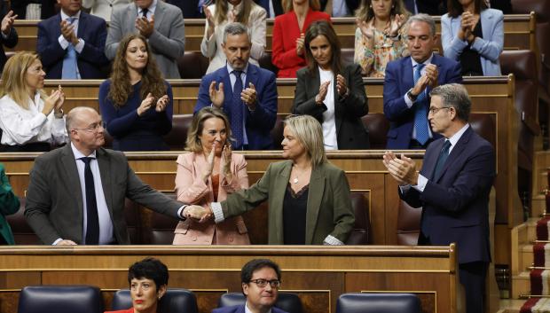 Marimar Blanco, aplaudida por sus compañeros del PP