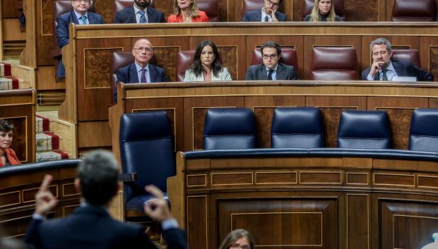 Diputados de VOX durante una sesión de control al Gobierno,