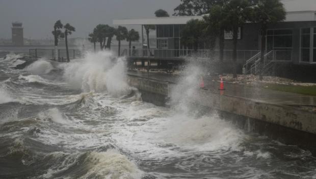 Las olas rompen a lo largo del muelle de St. Pete en San Petersburgo, Florida, mientras se espera que el huracán Milton toque tierra