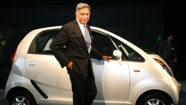 Ratan Tata junto al Tata Nano
