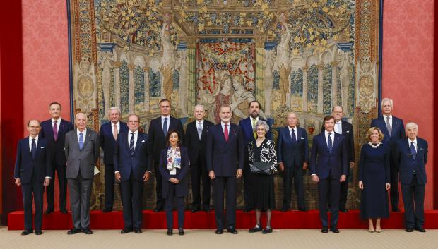 El rey Felipe VI (c) junto con la hispanista Carla Rahn Phillips (c-d) y la ministra de Defensa, Margarita Robles (c-i) durante la gala de la VI edición del Premio de Historia Órdenes Españolas